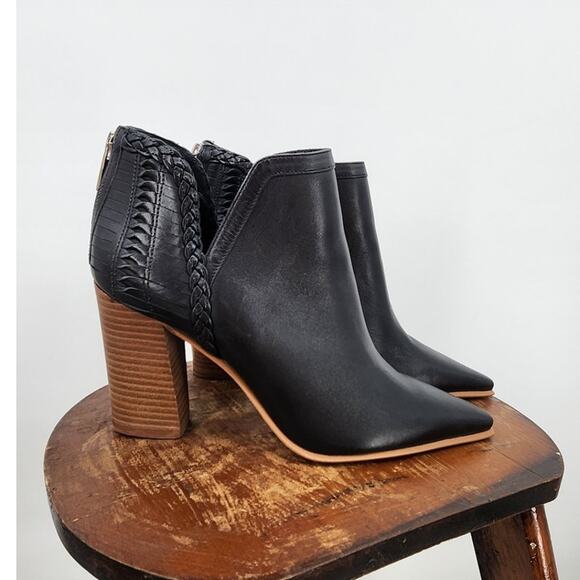 New NWOB‎ Vince Camuto Delsimba Black Pointed Toe Bootie Size 8M - Picture 1 of 8